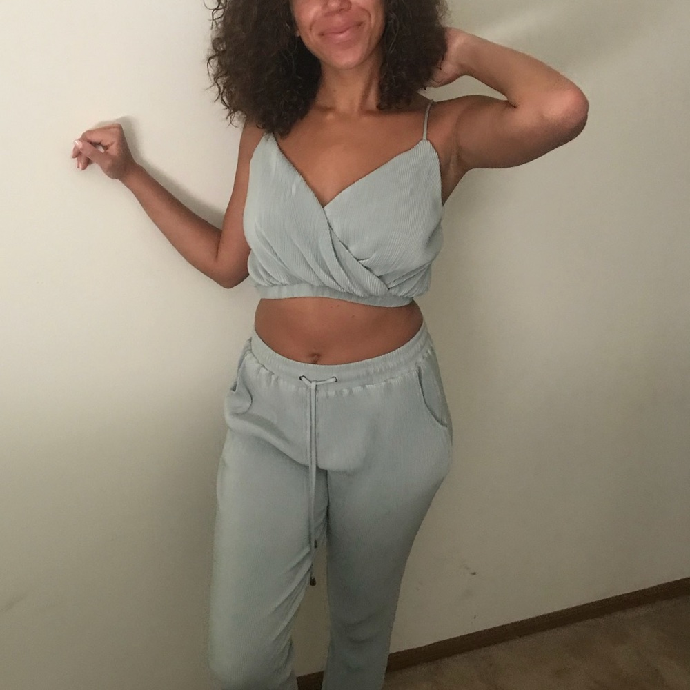 2 pc Set - Pants/Crop - Picture 2 of 4
